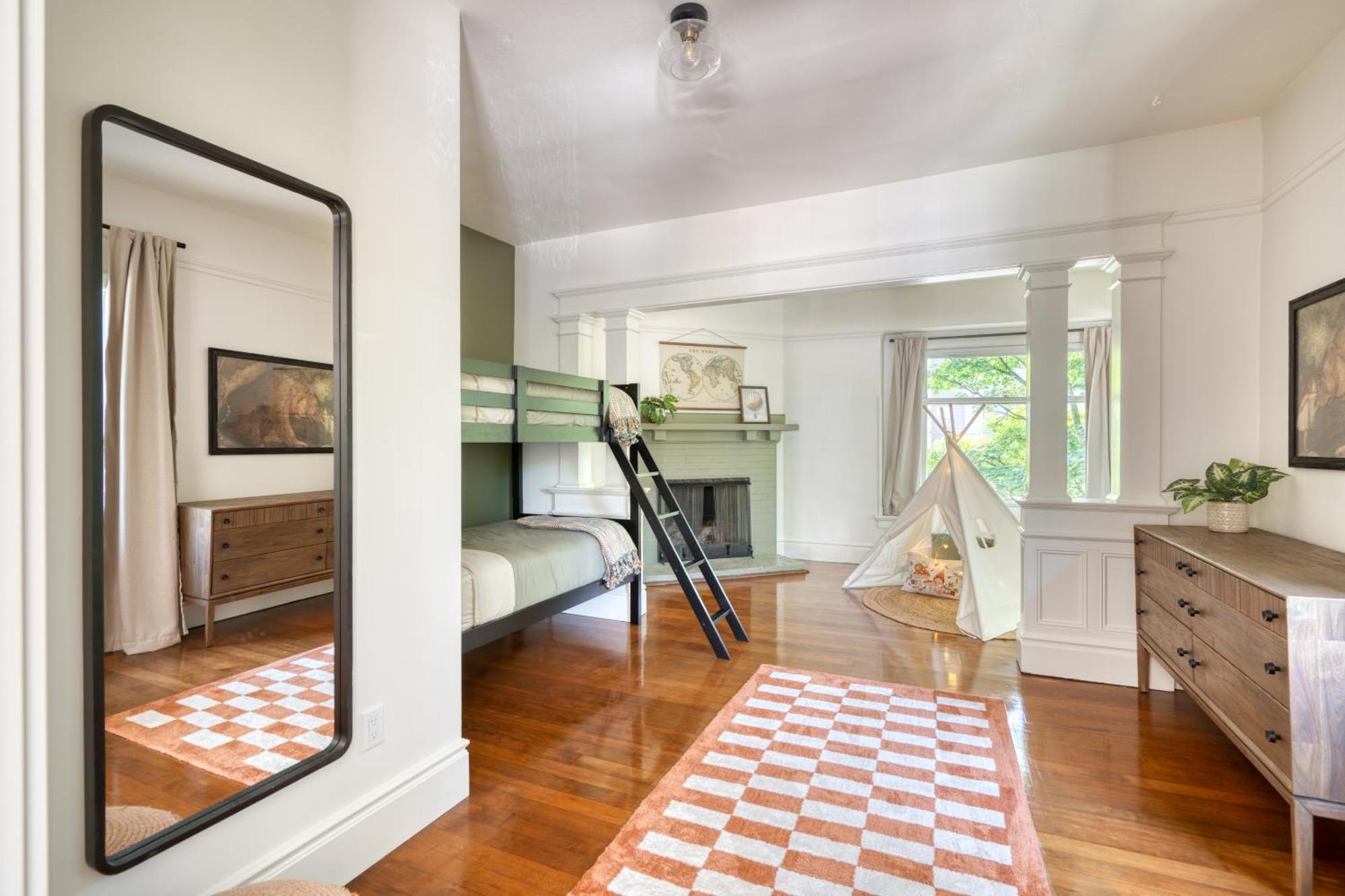 Collection - Perfect Family Friendly 3 Bed - 95 Walkscore