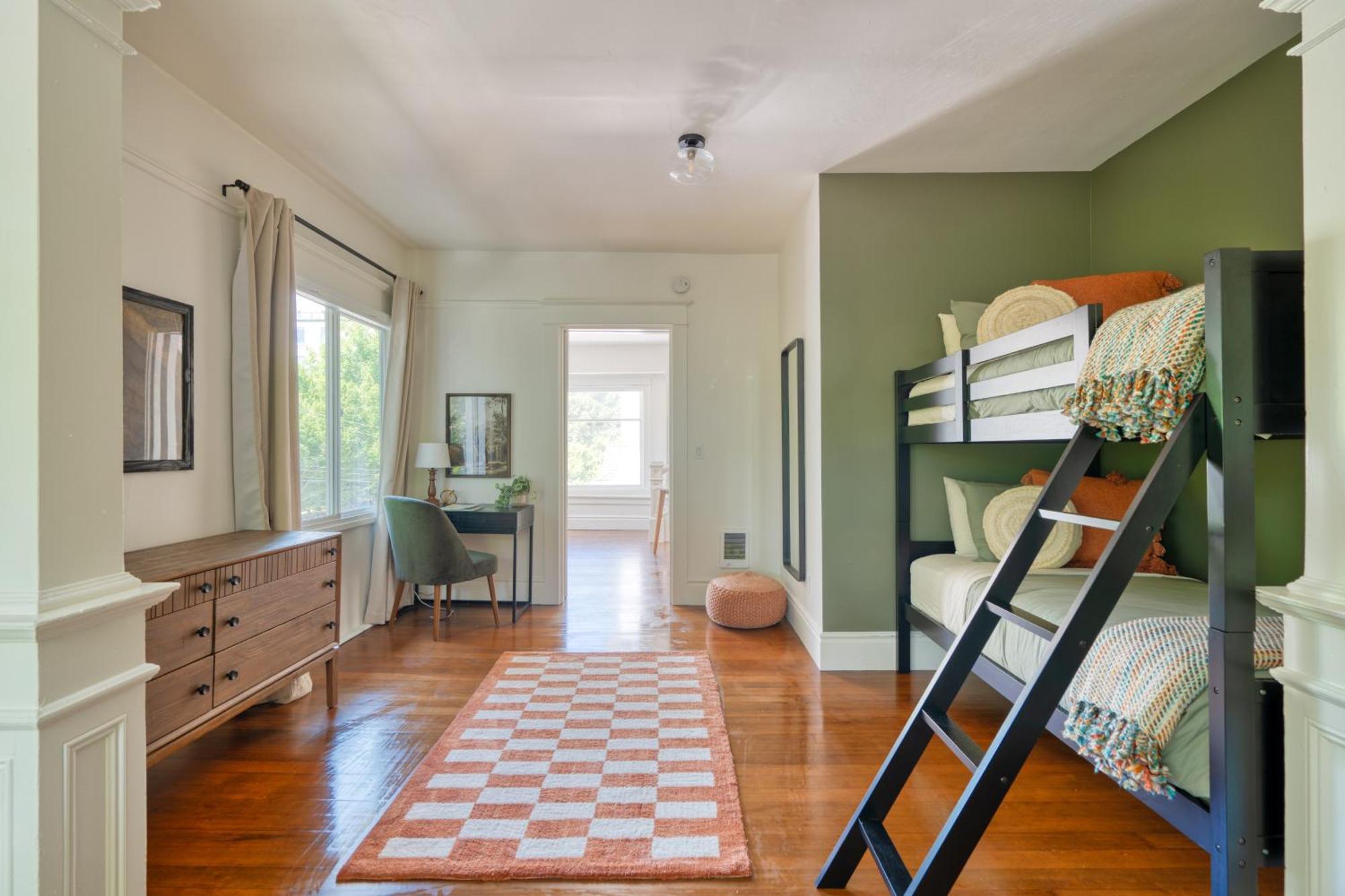 Collection - Perfect Family Friendly 3 Bed - 95 Walkscore Holiday home *