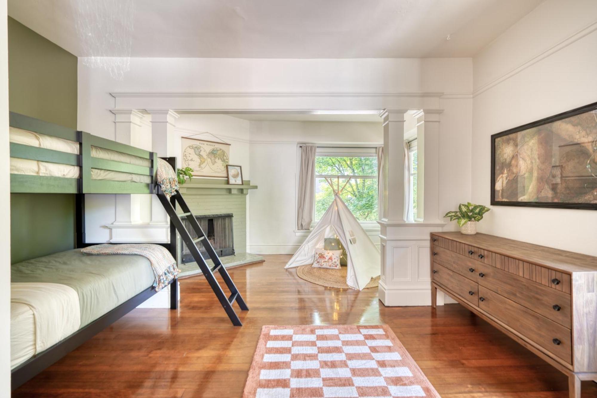 Collection - Perfect Family Friendly 3 Bed - 95 Walkscore